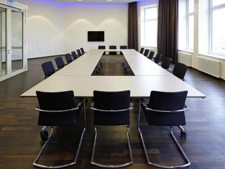 Arbeiten am einladenden Konferenztisch im Turmsaal der Bremer Baumwollbörse