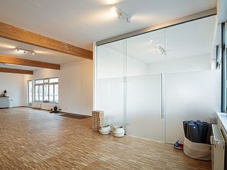 Der Yogaraum Hamburg verfügt über einen durch Milchglas abgetrennten Nebenraum