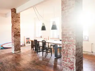 Große Industriefenster lassen viel Licht in die ZIMT-Location, die sich in einem Hamburger Loft befindet