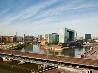 Ausblick auf die Hamburger Skyline aus der Arena des Fruchthof Campus Hamburg