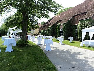 Der wunderschöne Außenbereich des Gut Schönau in Hamburg ist auch für die Hochzeit im Freien die perfekte Location