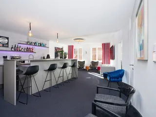 Der Meetingraum der FOX LOUNGES München bietet eine top ausgestattete Küche 