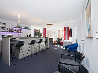Der Meetingraum der FOX LOUNGES München bietet eine top ausgestattete Küche 