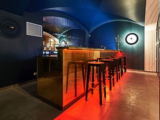 Die gut ausgeleuchtete Bar im Schnoor Eleven in Bremen 