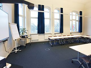 Der Raum ist mit  Tagungstechnik voll ausgestattet