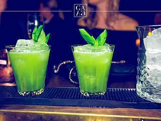 Cocktails mit Basilikum lassen sich an der Bar im GAGA in Hamburg genießen