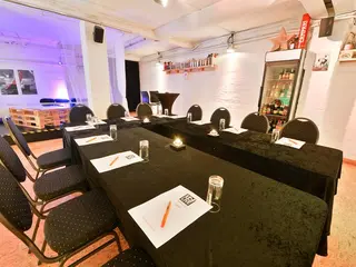 Eventkeller Frankfurt Workshop Tische in U-Form