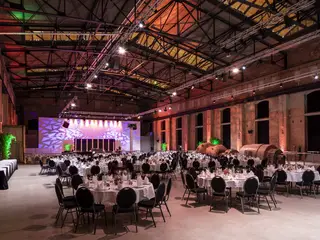 Tischgruppen mit Bühnenblick in der Gebläsehalle in Ilsede