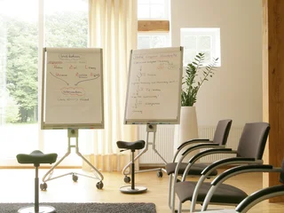 Der Seminarraum auf dem Seminarhof Feuerborn in Osterholz-Scharmbeck ist ausgestattet mit Flipcharts und Trainerstühlen