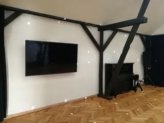 Der 75 Zoll Monitor im Gruppenraum im Bremer Viertel eignet sich ideal für Präsentationen