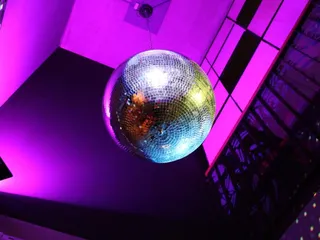 Eine große Diskokugel sorgt für die richtige Stimmung in der YAKA-Bar im Bremer Jaya 