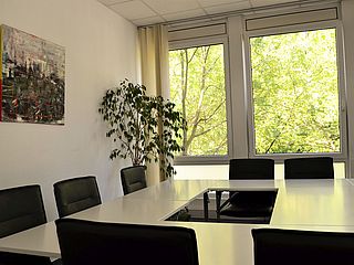 Die Tische im Zollverein im Ecos Office Center Essen können je nach Veranstaltung individuell angeordnet werden 
