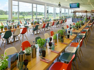 Gute Stimmung kommt auf im Saal Augusta im ATLANTIC HOTEL an der Galopprennbahn in Bremen