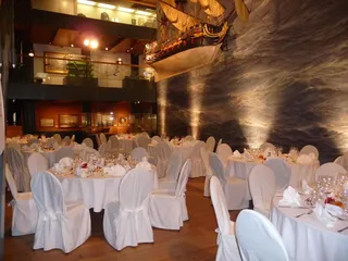 Hochzeitstische auf dem Bankett des Deck 2 im Kaispeicher B in Hamburg