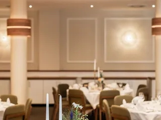 Genießen Sie Ihr Dinner im Festsaal des Hotel Haberkamp in Achim-Uphusen bei angenehmen, warmen Licht