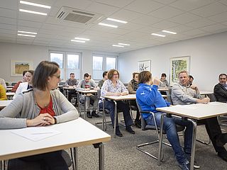 Gespräche während eines Seminars im Seminarraum Hannover im dzo, Oldenburg