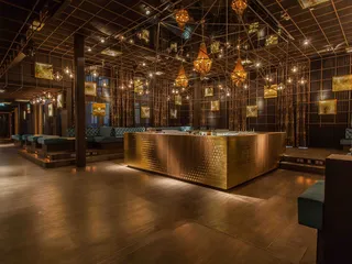 Die Centerbar und Sitzecken im GAGA Hamburg leuchten in warmen Tönen