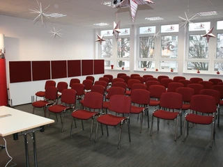 Die Bestuhlung im roten Saal in Bremen kann auch in Theaterform angeordnet werden