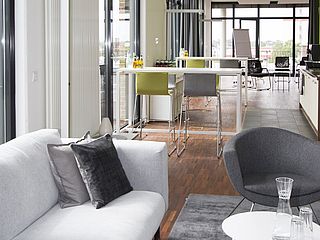 Die Couch-Lounge des k.brio Lofts Bremen - ein perfekter Ort für eine anregende Diskussionsrunde
