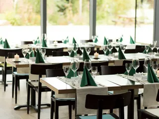 Grün eingedeckt im Wintergarten des Gut Karlshöhe in Hamburg