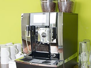 Der moderne Kaffeevollautomat des k.brio Bremen versorgt Sie in den Pausen mit frischen und leckeren Kaffeespezialitäten