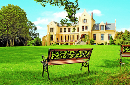 Historisches Schloss mit Innenpool, Schlosspark und Teich