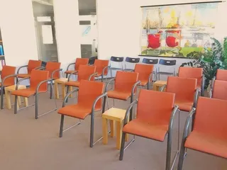 Konzentriert durch jeden Vortrag auf den gemütlichen Stühlen des Kundentreffpunkts Hamburg