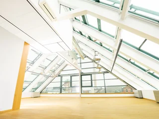 Das Panorama der lichtgefluteten Pyramide des pme familienservice in Frankfurts ist beeindruckend