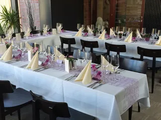 Der wunderbar eingedeckte Wintergarten des Gut Karlshöhe in Hamburg