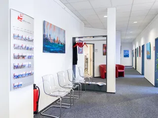 Über den Wartebereich hat man den Zugang in viele Konferenzräume des Ecos office center Essen