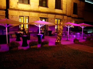 Auch zu später Abendstunde macht die Terrasse des Canova Restaurants in Bremen noch einiges her