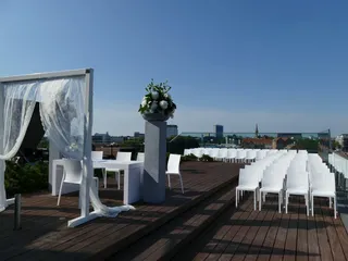 Freie Trauung unter freiem Himmel - Ihr Traum in weiß auf der Terrasse des ecos office center bremen teerhof