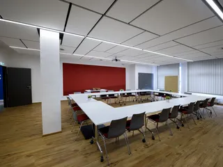 Großzügig und hell ist der Raum Hafen des Martinsclub in Bremen Vegesack