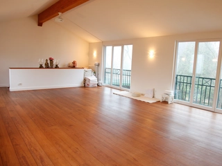 Die bodentiefen Fenster des Kundalini in Quickborn lassen viel Licht in die Yogaschule