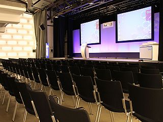 Die Bühne im großen Saal des Kulturwerks bietet Platz für gleich zwei Leinwände ©Mehrzwecksäle Norderstedt GmbH