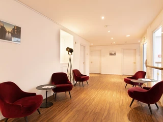 Die gemütlich einladende Lounge der ecos work spaces Hamburg. 