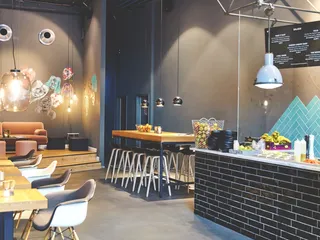 Der MAD about juice Store in Hamburg überzeugt mit Style und Gemütlichkeit.