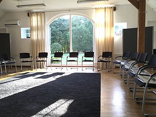 Der Seminarraum des Seminarhof Feuerborn in Osterholz-Scharmbeck mit typischer Bestuhlung in U-Form