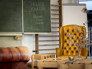 Neben dem klassischen Präsentationsequipment verfügt der KLUB DIALOG in Bremen außerdem über eine alte Schultafel zum Beschreiben und Bekritzeln (c)Frank Pusch
