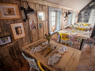 Bunte Stühle und viel Licht sorgen für die richtige Stimmung auf Ihrer nächsten Veranstaltung