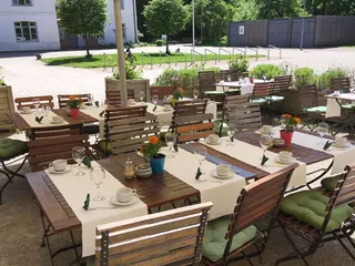 Auf dem Gut Karlshöhe in Hamburg findet sich die tolle Terrasse des Bistros