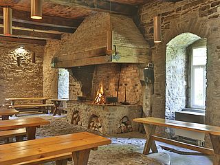 Schlossküche im rustikalen Stil mit offener Feuerstelle im Wasserschloss Hülsede