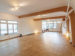 Der Yogaraum Hamburg ist mit hochwertigem Stabholzparkett ausgelegt und bietet angenehme Lichtverhältnisse