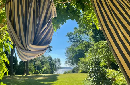 Parkartiger Garten mit Bootshaus direkt am See