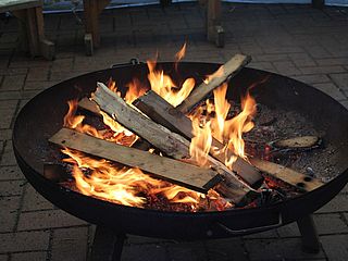 Wärmen Sie sich bei frostigen Temperaturen am Feuer