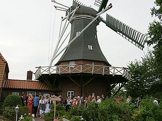 Der gepflegte und große Garten der Windmühle "De lütje Anja" in Habbrügge bei Ganderkesee lädt zum Wohlfühlen ein