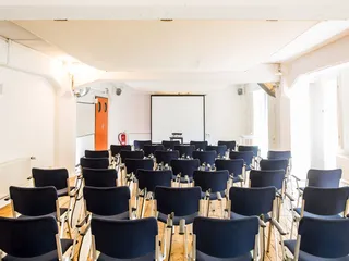 Der Raum Fleet im Dialoghaus wirkt durch das einfallende Tageslicht hell und einladend