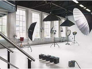 Optimale Bedingungen für Foto, Film und Video Produktionen im Tageslichtstudio von Network Studios.