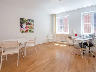 Elegant und gemütlich zugleich präsentiert sich das Büro 28m² der FOX LOUNGES in München