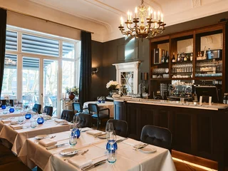 Dinieren Sie an unserer voll ausgestatteten Bar im Chapeau La Vache